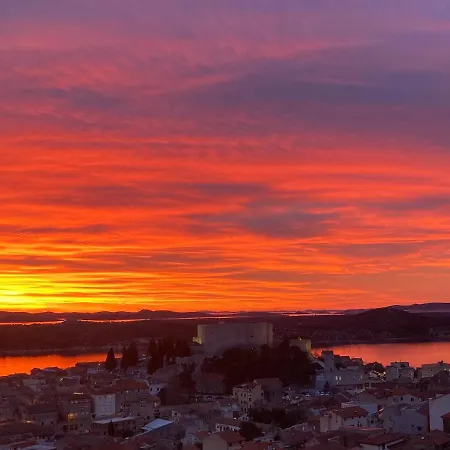 Barone - View & Free Parking Apartment Sibenik